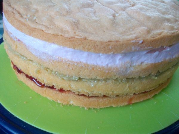 Den dritten Bisquit aufschichten, wieder mit Amaretto tr&auml;nken und die Amarena Paradiescreme aufstreichen.