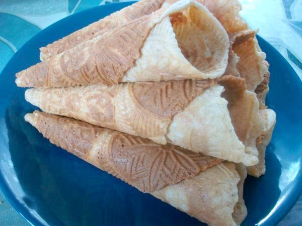 So sahen meine fertig gebackenen Eiserwaffeln aus. Ein paar waren zerbrochen, die musste ich sofort vernichten.