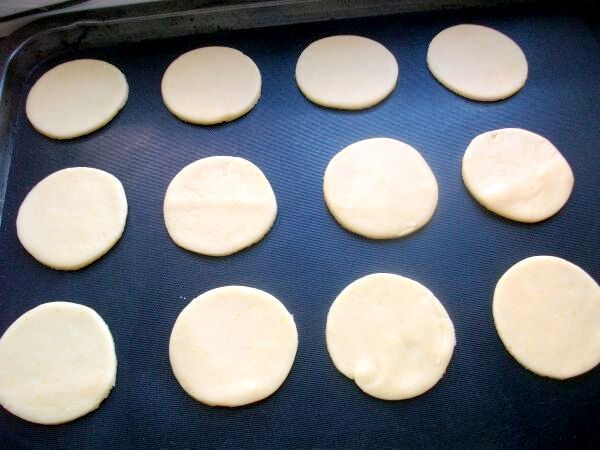 F&uuml;r den Boden der Baiserbusserl: M&uuml;rbteig mit Ausstecherform rund ausgestochen und bei 160 Grad 5 Minuten vorgebacken.