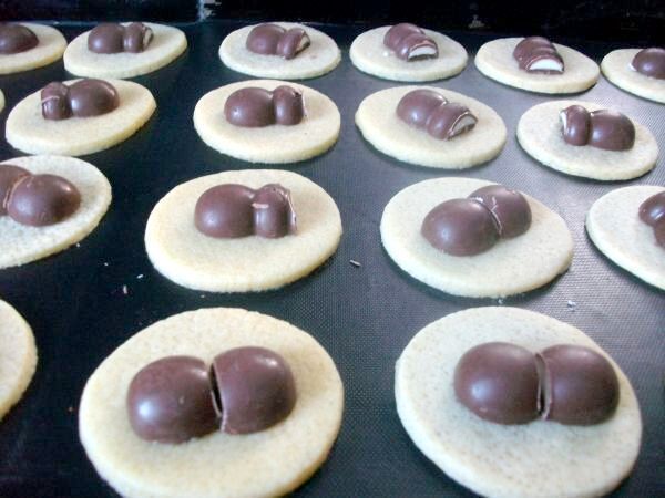 Die Schokoladenm&auml;nnchen so geteilt, dass ich ausreichend und gleichm&auml;&szlig;ig f&uuml;r alle 24 Baiserbusserl eine F&uuml;llung hatte.