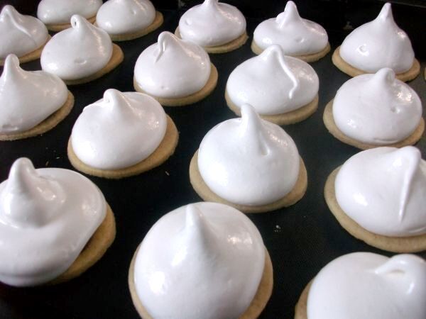 Die steif geschlagene Baisermasse &uuml;ber die die Minit&ouml;rtchen (Busserl) mit Schokoladenf&uuml;llung aufspritzen.