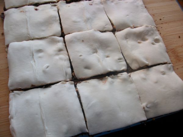 Dann kommt die zweite H&auml;lfte Teig darauf und in 12 gleich gro&szlig;e St&uuml;cke zuschneiden.