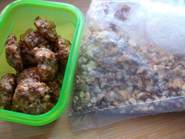 Gebrannte Walnussh&auml;lften im Gefrierbeutel zu kleinem Crunch zusammen klopfen. 12 sch&ouml;ne Exemplare f&uuml;r das Topping am St&uuml;ck lassen.