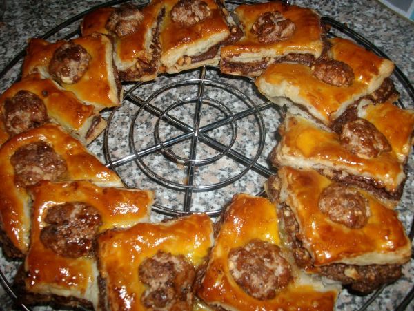 Nach ca. 25 Minuten bei 180 Grad schaut der Bl&auml;tterteig-Nutella-Kranz mit gebrannten Waln&uuml;ssen dann so lecker aus.