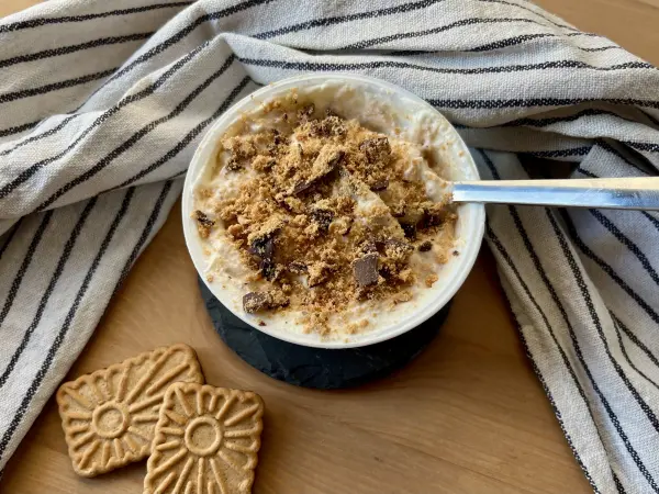 F&uuml;r den extra Crunch kannst du noch einen Lotus-Keks &uuml;ber deinen japanischen Trend-Cheesecake br&ouml;seln.