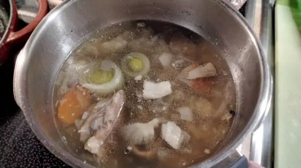 In einem Sud, bestehend aus Wasser, Gew&uuml;rzen, etwas frischem Gem&uuml;se, Salz, Pfeffer und Zwiebeln sowie Knoblauch den Schweinebauch k&ouml;cheln lassen. 