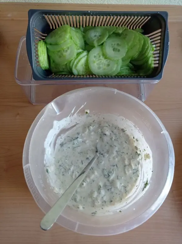 Die Gurke wird gehobelt und mit Salz bestreut, damit einiges vom Wasser austritt. Das Dressing mische ich vorab an. 