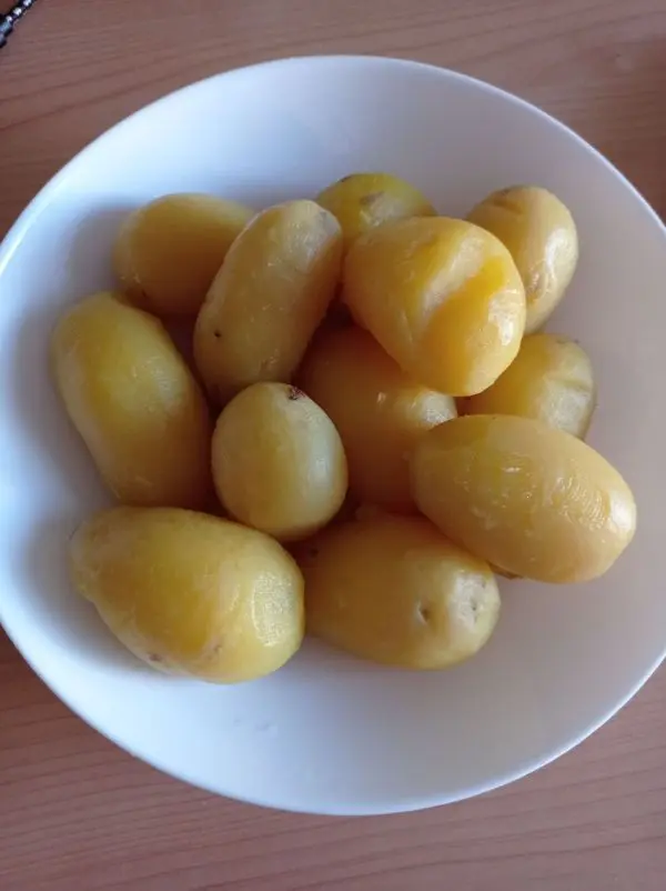 Die Kartoffeln werden vorab als Pellkartoffeln gekocht und dann abgesch&auml;lt, bevor sie in die Pfanne kommen.