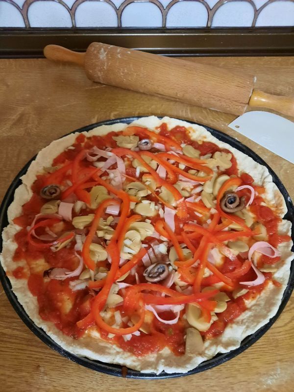 Sardellen und Paprikastreifen sind die Hauptzutat f&uuml;r diese Pizza, die nur noch auf den Streuk&auml;se wartet.