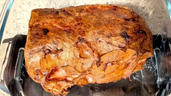 Nachdem der Fleischkäse gegart war, habe ich den Deckel abgenommen und es auf ein Brettchen gelegt, um es in Scheiben zu schneiden. Nachdem der Fleischkäse gegart war, habe ich den Deckel abgenommen und es auf ein Brettchen gelegt, um es in Scheiben zu schneiden.