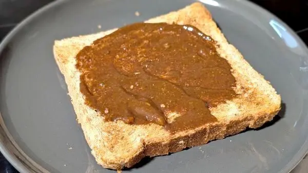 Toastbrotscheiben vorher getoastet und nach Belieben mit Biersenf bestrichen. Toastbrotscheiben vorher getoastet und nach Belieben mit Biersenf bestrichen.