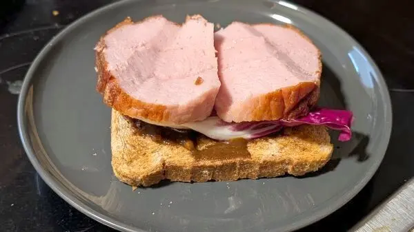 Nun werden auf jede Toastbrotscheibe zwei Scheiben Fleischkäse gelegt. Nun werden auf jede Toastbrotscheibe zwei Scheiben Fleischkäse gelegt.