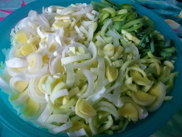 Lauch, gewaschen, trocken getupft und in feine, halbe Ringe geschnitten, davon hatte ich die Hälfte für mein Gericht genutzt. Lauch, gewaschen, trocken getupft und in feine, halbe Ringe geschnitten, davon hatte ich die Hälfte für mein Gericht genutzt.