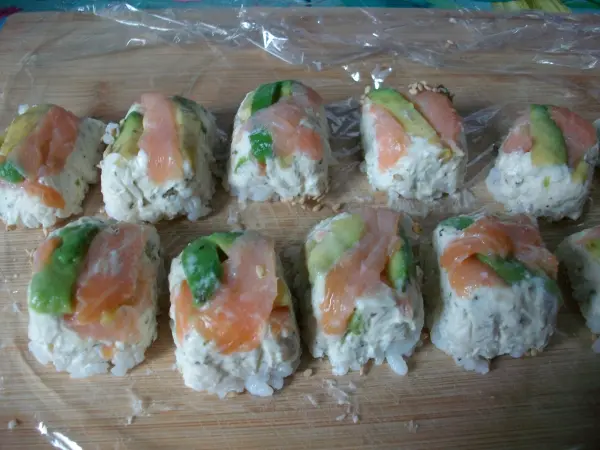 Ein Brett oben auflegen und mit dem Brett umdrehen (stürzen), die Frischhaltefolie entfernen und schon habt ihr leckeres Sushi. Ein Brett oben auflegen und mit dem Brett umdrehen (stürzen), die Frischhaltefolie entfernen und schon habt ihr leckeres Sushi.