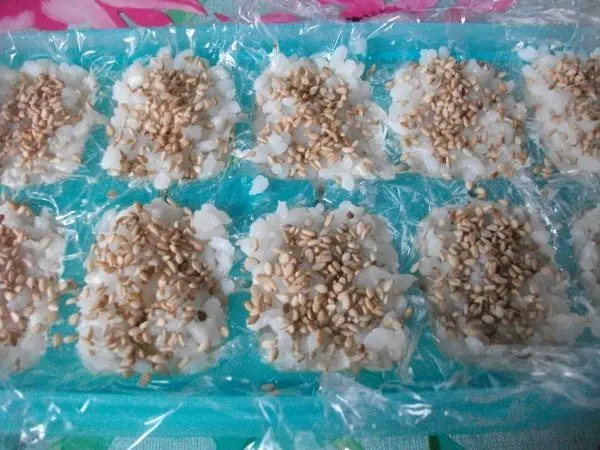 Jetzt noch etwas vom weißen, gerösteten Sushi-Sesam aufstreuen. Man kann auch ungerösteten oder schwarzen Sesam nehmen. Jetzt noch etwas vom weißen, gerösteten Sushi-Sesam aufstreuen. Man kann auch ungerösteten oder schwarzen Sesam nehmen.