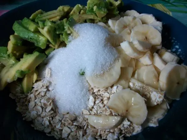 In mein Müsli kommen Haferflocken, kleingeschnittene Avocado, halbierte Bananenscheiben und Zucker. In mein Müsli kommen Haferflocken, kleingeschnittene Avocado, halbierte Bananenscheiben und Zucker.