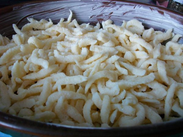 Nach dem Ausbuttern, schichte ich gleichm&auml;&szlig;ig erst mal die vorgegarten Sp&auml;tzle in die Auflaufform hinein.