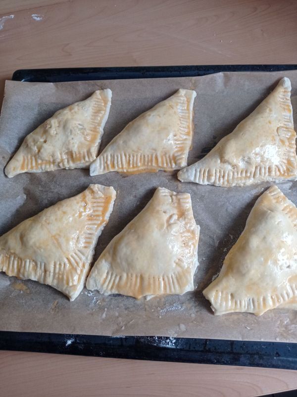 Auf jedes Quadrat gibt man einen L&ouml;ffel der &Auml;pfel, klappt &uuml;ber Eck zusammen und dr&uuml;ckt die R&auml;nder fest.