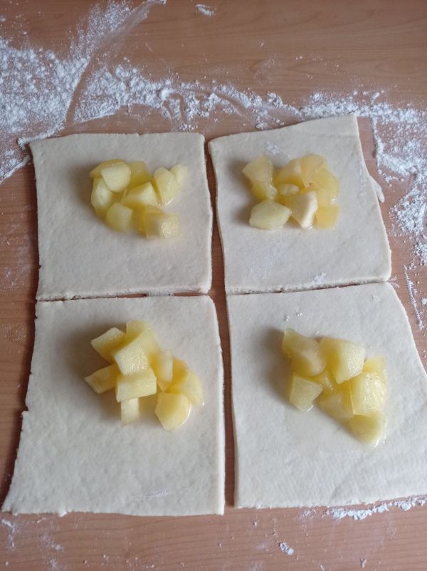 Den Teig holt man aus dem K&uuml;hlschrank und rollt ihn nicht zu dick rechteckig in Quadrate von 10 x 10 cm aus.