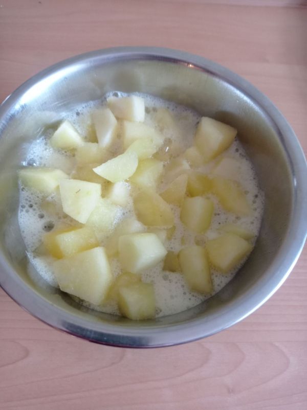 Nach f&uuml;nf Minuten sind die &Auml;pfel zusammen mit dem Zucker, Vanillezucker und Zitronensaft aufgekocht und k&ouml;nnen abk&uuml;hlen.