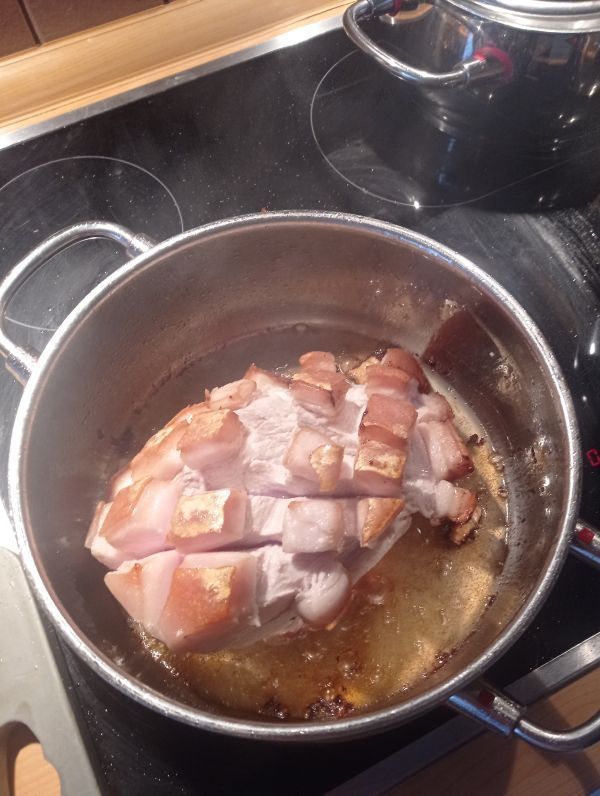 Der Braten wird zuerst auf der Fleisch- und dann auf der Schwartenseite kr&auml;ftig angebraten.