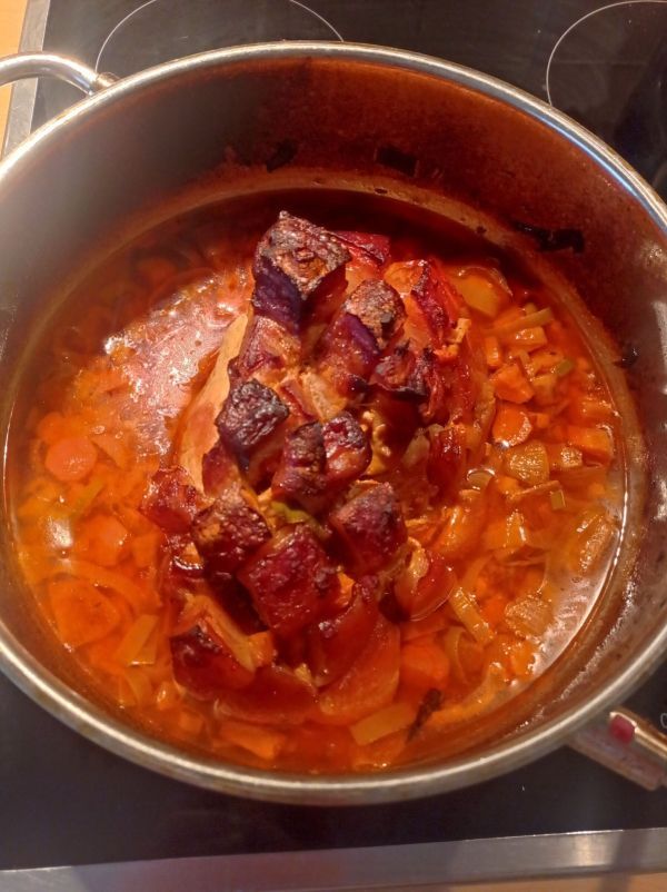 Der fertig gebratene Schweine-Schinkenbraten kommt knusprig aus dem Ofen.