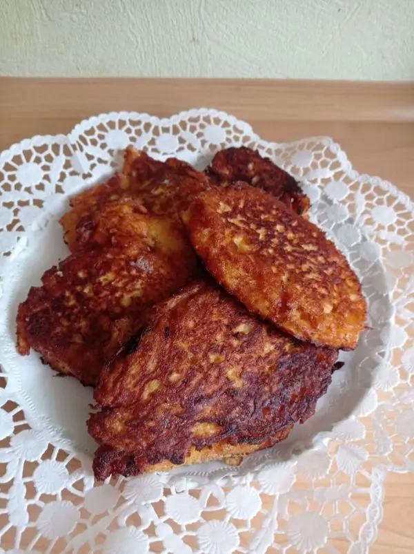Im hei&szlig;en Butterschmalz br&auml;t man jetzt jeweils einen L&ouml;ffel von der Apfel-Teigmasse von beiden Seiten sch&ouml;n braun.