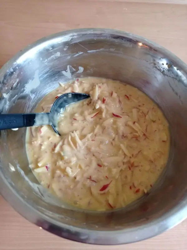 Alle weiteren, trockenen Zutaten werden mit Quark und Zitronensaft gemischt und unter die Eier-Masse ger&uuml;hrt, ebenso die &Auml;pfel.