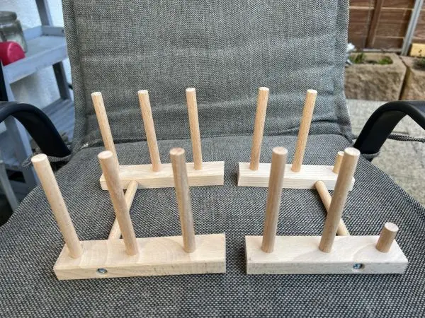 Der Tellerhalter aus Holz wird passend f&uuml;r das K&uuml;hlschrankfach zuges&auml;gt.