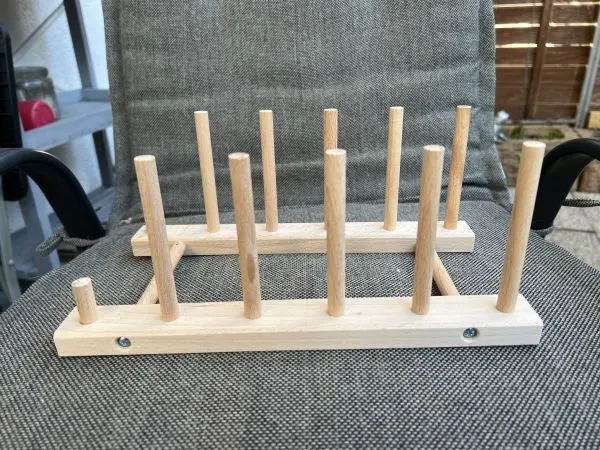 NYPLOCKAD Tellerhalter aus Buchenholz von IKEA.