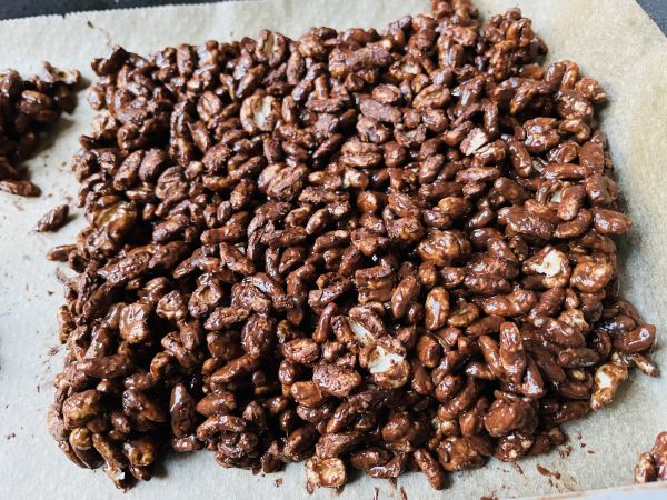 Man kann die Schoko-Puffreis-Mischung zum Trocknen auch direkt auf einem mit Backpapier ausgelegten Backblech verteilen.