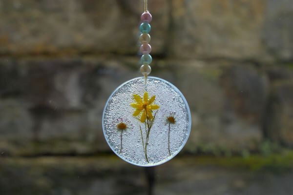 Mit dem selbstgebastelten Sonnenf&auml;nger holst du dir nat&uuml;rliche Deko ans Fenster oder in den Garten.