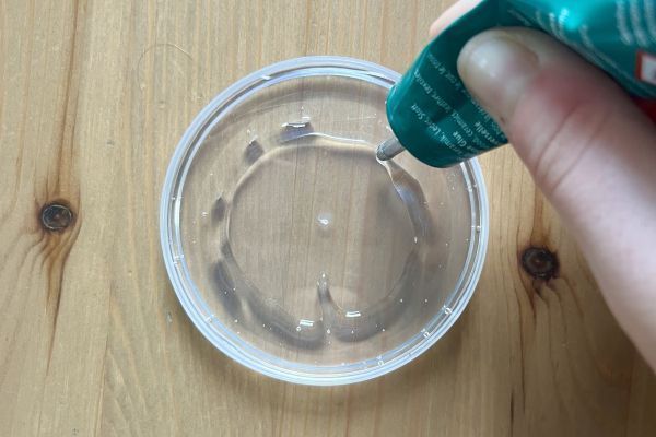 Mit Bastelkleber, einem Plastikdeckel und etwas Deko l&auml;sst sich einfach und schnell ein Sonnenf&auml;nger machen.