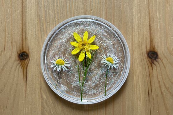 Der Sonnenf&auml;nger l&auml;sst sich ganz individuell gestalten, ob echte Blumen, Glitzer und Perlen oder Kunstblumen, Farbe und Kristalle.