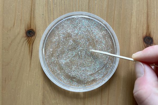 Bei deinem gebastelten Suncatcher darf Glitzer nicht fehlen, damit du sch&ouml;ne Lichtreflexe erzeugst.