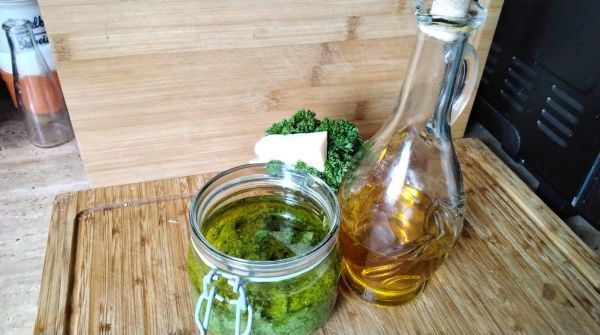 F&uuml;r das B&auml;rlauchpesto hab ich keine Pinienkerne genommen, sondern Pekann&uuml;sse &ndash; die sind etwas herber im Geschmack.