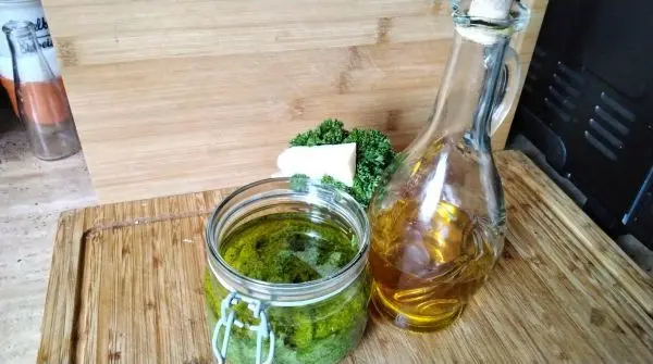 Für das Bärlauchpesto hab ich keine Pinienkerne genommen, sondern Pekannüsse – die sind etwas herber im Geschmack. Für das Bärlauchpesto hab ich keine Pinienkerne genommen, sondern Pekannüsse – die sind etwas herber im Geschmack.