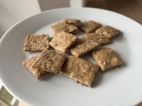 Die Cracker sind ein paar Tage haltbar, je nachdem wie du sie lagerst. Ich gebe sie in eine Keksbox. Die Cracker sind ein paar Tage haltbar, je nachdem wie du sie lagerst. Ich gebe sie in eine Keksbox.