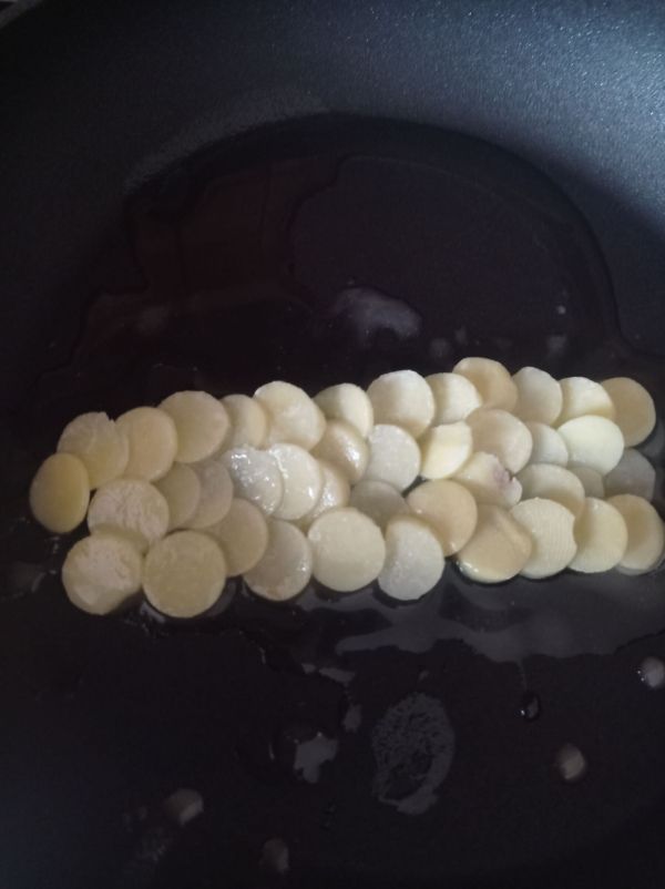 F&uuml;r die Fischschuppen werden Kartoffelscheiben in Speisest&auml;rke und &Ouml;l gebraten.