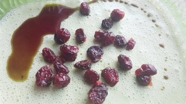 Statt Cranberries kann man auch gefriergetrocknete oder frische Himbeeren als Deko f&uuml;r das Sauerampfer-Joghurtcreme-Dessert verwenden.