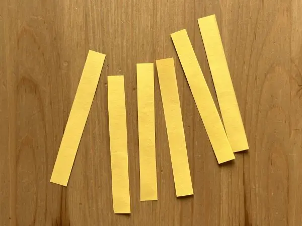 Der erste Schritt zu einer Blumengirlande ist, dünne Streifen aus buntem Papier auszuschneiden. Der erste Schritt zu einer Blumengirlande ist, dünne Streifen aus buntem Papier auszuschneiden.