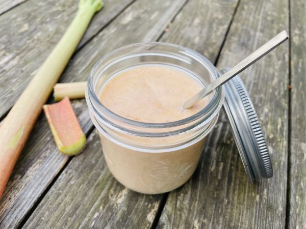 Selbstgemachter Rhabarber-Curd als leckerer Brotaufstrich.