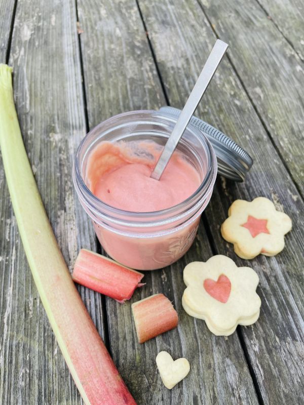 Selbstgemachte Rhabarber-Curd-Creme passt als F&uuml;llung f&uuml;r Pl&auml;tzchen, zu Torten oder Scones.