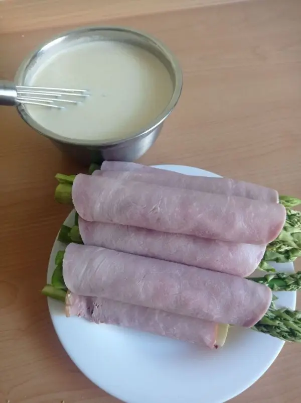 Die Spargelstangen kürzt man an den Enden und je zwei davon steckt man dann in eine Cannelloni. Die Spargelstangen kürzt man an den Enden und je zwei davon steckt man dann in eine Cannelloni.
