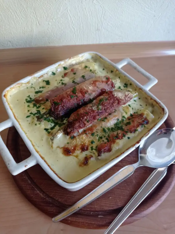 Nach der genannten Backzeit für den Spargel-Nudel-Auflauf kann man den Tisch decken und jeder bedient sich selbst aus der Auslaufform. Nach der genannten Backzeit für den Spargel-Nudel-Auflauf kann man den Tisch decken und jeder bedient sich selbst aus der Auslaufform.