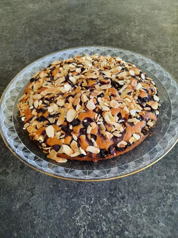 Wem läuft da nicht gleich das Wasser im Mund zusammen? Ein Stück Heidelbeerkuchen ist ja fast schon gesund. Wem läuft da nicht gleich das Wasser im Mund zusammen? Ein Stück Heidelbeerkuchen ist ja fast schon gesund.