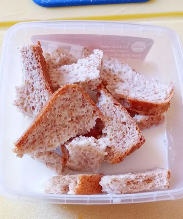 Damit meine Hackfleischmasse sch&ouml;n locker wird, weiche ich mir 3 Scheiben Toastbrot in Milch ein. 