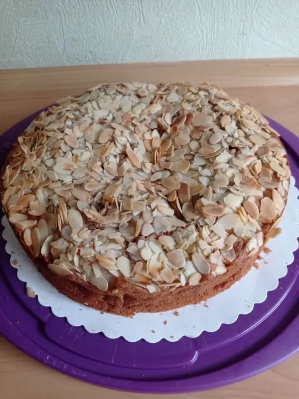 Die Mandelkruste wird beim Backen schön knusprig. Der Kuchen wird mit Backpapier abgedeckt, damit er nicht zu dunkel wird. Die Mandelkruste wird beim Backen schön knusprig. Der Kuchen wird mit Backpapier abgedeckt, damit er nicht zu dunkel wird.
