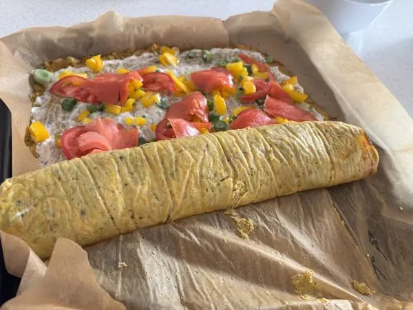 Zum Rollen kann man einfach das Backpapier verwenden, dass man sowieso zum Backen benötigt hat. Zum Rollen kann man einfach das Backpapier verwenden, dass man sowieso zum Backen benötigt hat.