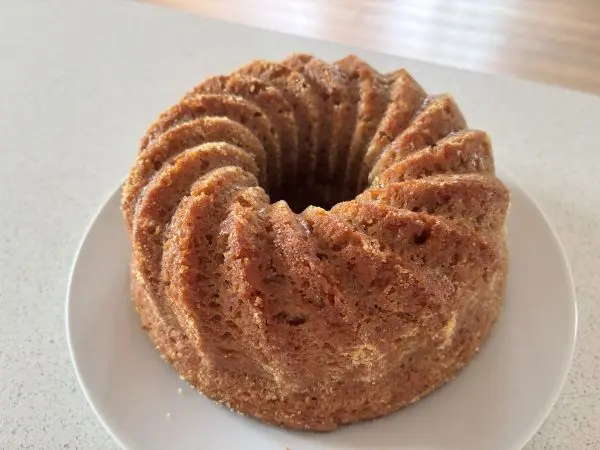 Der Gugelhupft bleibt mehrere Tage ultra saftig. Durch den Braunzucker und den Ahornsirup hat er eine tolle Note. Der Gugelhupft bleibt mehrere Tage ultra saftig. Durch den Braunzucker und den Ahornsirup hat er eine tolle Note.